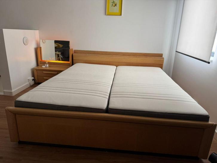 Massief houten bed+ 2 bijpassende nachtkastjes+ 3 matrassen, Huis en Inrichting, Slaapkamer | Bedden, Zo goed als nieuw, Tweepersoons