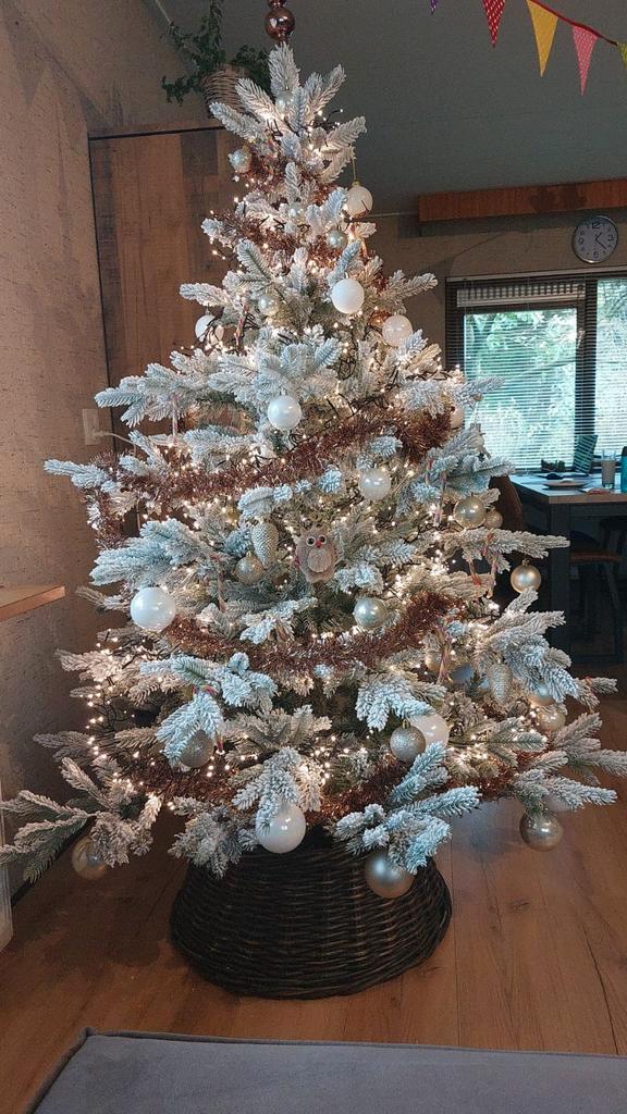 Kerstboom met sneeuw 1.80 hoog, Diversen, Kerst, Zo goed als nieuw, Ophalen of Verzenden