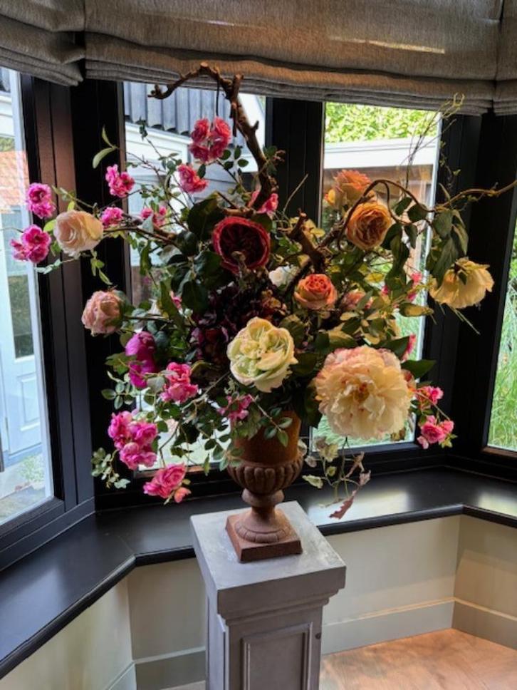 Prachtig Groot Kunstbloemstuk met Rozen in Gietijzeren Vaas, Huis en Inrichting, Woonaccessoires | Kunstplanten en Kunstbloemen