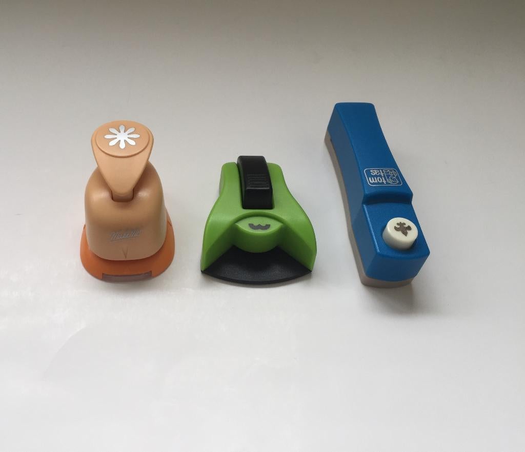 3 figuurponsen; madelief, fantasieboogjes, Franse lelie, Ophalen of Verzenden, Gebruikt, Overige thema's, Pons of Mal