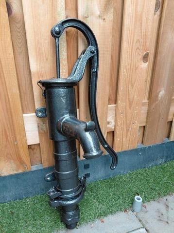 Zware gietijzeren waterpomp.  beschikbaar voor biedingen