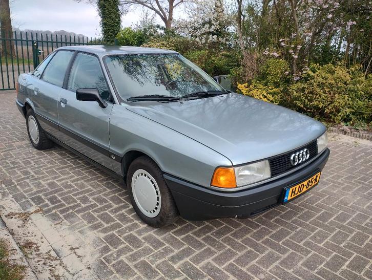 Audi 80 1.8 bouwjaar 1987 apk tot 06-2027, Auto's, Audi, Bedrijf, Benzine, Sedan, Handgeschakeld, Geïmporteerd, Blauw, Zwart, Stof