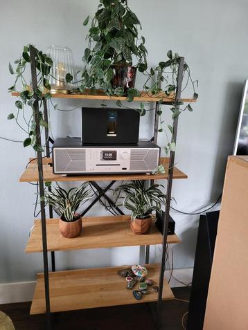 wandmeubel met massief houten planken beschikbaar voor biedingen