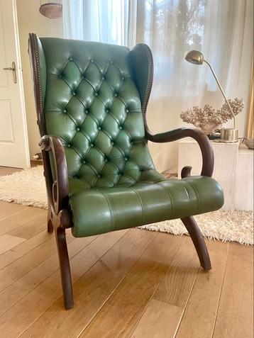 Chesterfield wingback fauteuil in klassiek groen leder beschikbaar voor biedingen