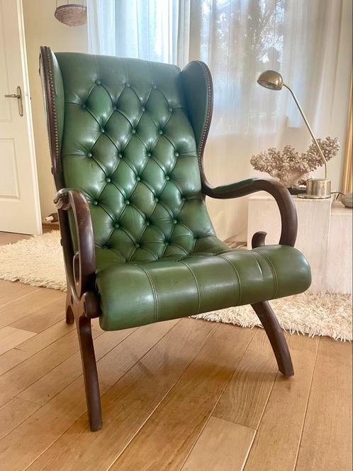Chesterfield wingback fauteuil in klassiek groen leder, Antiek en Kunst, Antiek | Meubels | Stoelen en Banken, Ophalen of Verzenden