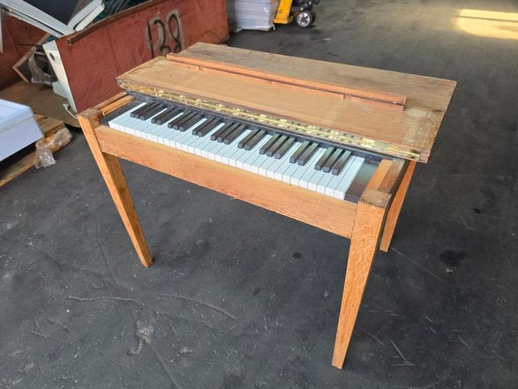 Decoratieve houten nep piano tafel – uniek theater decorstuk, Huis en Inrichting, Tafels | Eettafels, Zo goed als nieuw, 50 tot 100 cm
