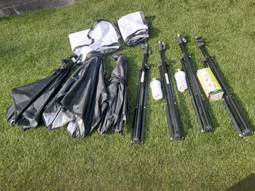 Statieven, lampen en 2 kleine rollen zwart en wit papier beschikbaar voor biedingen