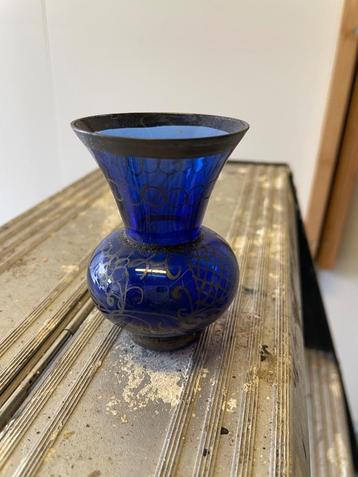 Italiaans decoratief vintage blauw glazen vaasje beschikbaar voor biedingen