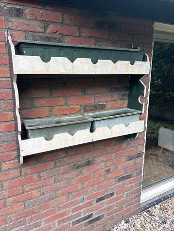Plantenbak aan de muur beschikbaar voor biedingen