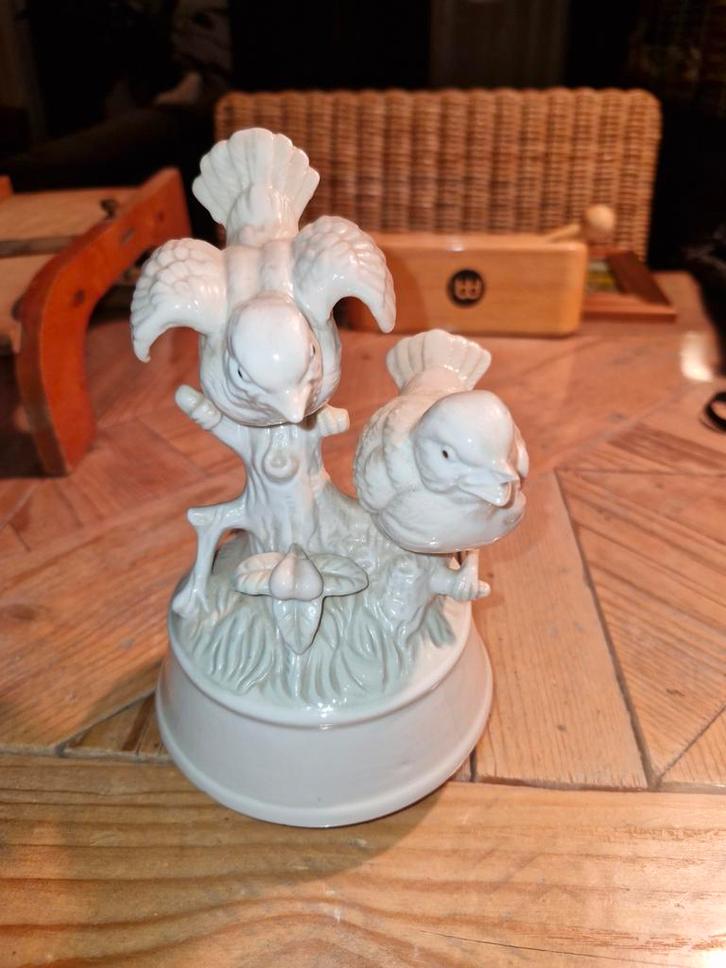 Muziekdoosje met porseleinen mussen, Verzamelen, Beelden en Beeldjes, Gebruikt, Dier, Ophalen of Verzenden