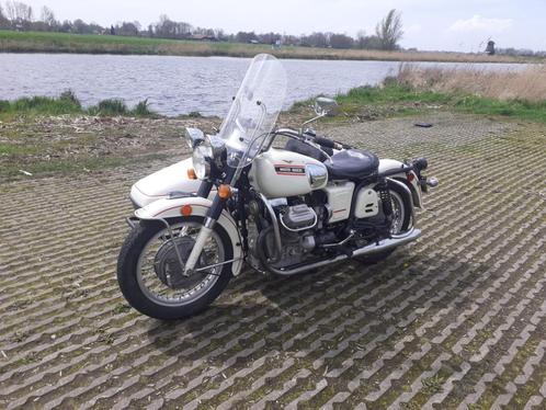 Moto - Guzzi V7-700 met zijspan bouwjaar 77, Motoren, Motoren | Zijspanmotoren, meer dan 35 kW, 2 cilinders, Ophalen