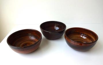 Keramiek drie schalen donkerbruin Ambacht Volendam 3200-s beschikbaar voor biedingen