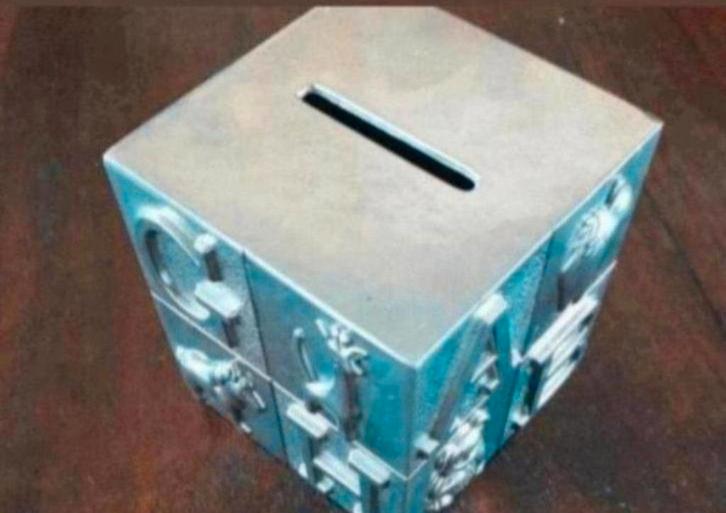 Verzilverde spaarpot keltum junior kubus Ehv mierlo geldrop, Verzamelen, Spaarpotten, Zo goed als nieuw, Ophalen of Verzenden