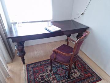 Houten Tafel met Gedraaide Poten beschikbaar voor biedingen