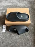Yeezy Slide Granite 42, Kleding | Heren, Schoenen, Zwart, Nieuw, Ophalen of Verzenden, Adidas Yeezy