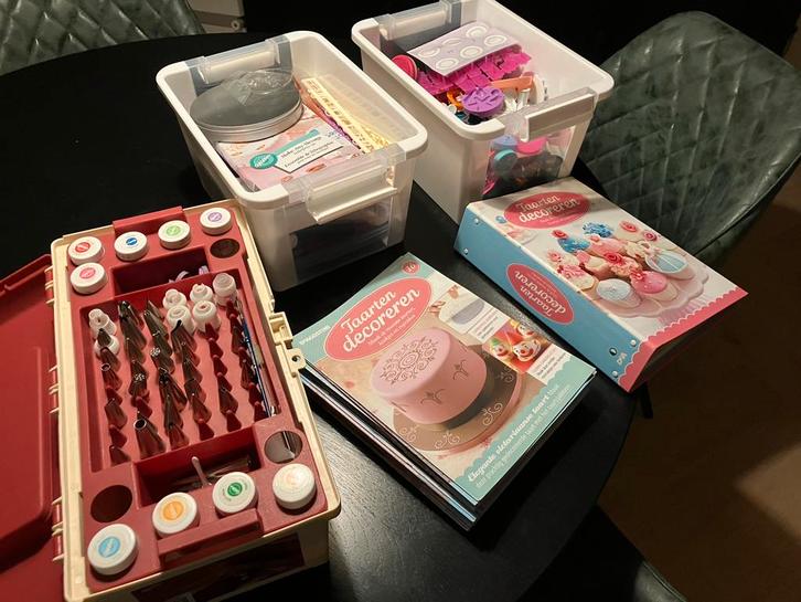 Wilton taartdecoratie uitrusting incl tijdschriften, Hobby en Vrije tijd, Taarten en Cupcakes maken, Zo goed als nieuw, Versiering