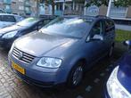 Volkswagen Touran 1.6 75KW 2005 Grijs, Auto's, Voorwielaandrijving, 74 €/maand, 4 cilinders, 7 stoelen