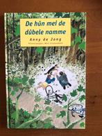 De hûn mei de dûbele namme - Anny de Jong, Boeken, Kinderboeken | Jeugd | onder 10 jaar, Fictie algemeen, Zo goed als nieuw, Ophalen