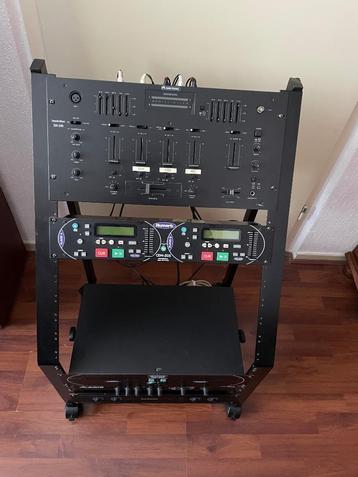 Stage DJ panel met 3 apparaten Omnitronic, Numark, Samson beschikbaar voor biedingen