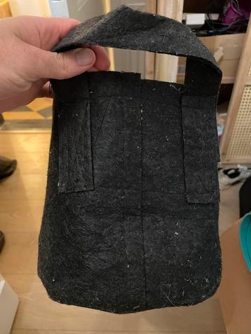 Zwarte plantenzak met handvatten beschikbaar voor biedingen