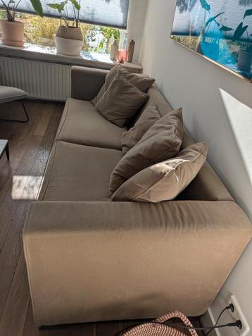 Licht bruine nette bank met kussens te koop! 2,50 breed