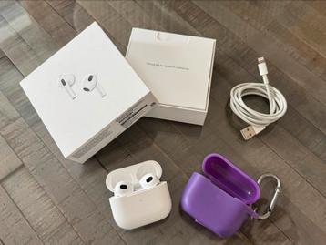 AirPods 3 + accessoires – Te koop voor €100 beschikbaar voor biedingen