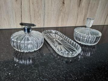 antiek kristallen toiletset kammenbak met parfum en zeepbak beschikbaar voor biedingen