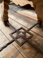 Landelijk tafeltje bijzettafeltje met metaal ornament, Ophalen