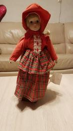 Rood kapje porceleinen pop merk heritage dolls 41cmh x 22cmb, Verzamelen, Poppen, Ophalen of Verzenden, Zo goed als nieuw, Pop