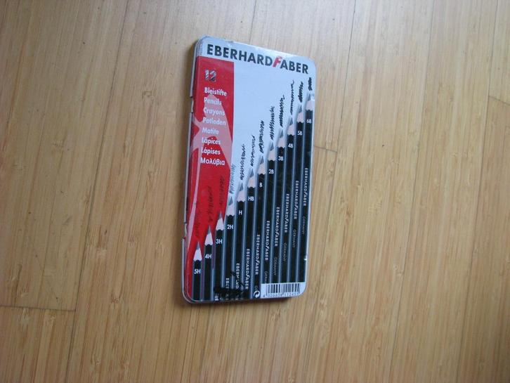 t.k. Eberhart, zwarte potloden in metalen blik, Hobby en Vrije tijd, Tekenen, Zo goed als nieuw, Potlood of Stift, Ophalen of Verzenden