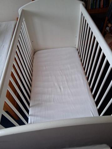 Wit ledikantje beschikbaar voor biedingen