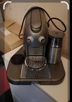 Nespresso krups koffiemachine, Witgoed en Apparatuur, Afneembaar waterreservoir, 2 tot 4 kopjes, Zo goed als nieuw, Koffiemachine