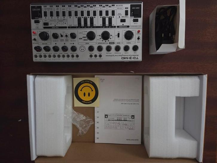 Behringer TD-3-MO + decksaver + stand, Muziek en Instrumenten, Synthesizers, Zo goed als nieuw, Overige aantallen, Overige merken