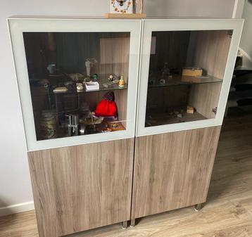 Vitrinekast Ikea Besta in licht eiken/wit kleur. beschikbaar voor biedingen