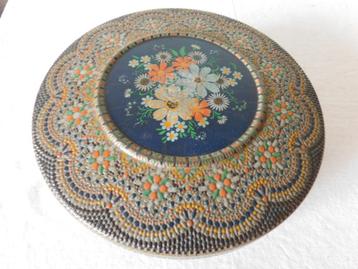 Vintage koektrommel uit grootmoeders tijd met bloemen en gek beschikbaar voor biedingen