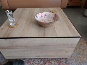 Vierkante salon tafel  beschikbaar voor biedingen