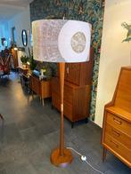 Vintage Deense teak vloerlamp met rotan detail, 100 tot 150 cm, Gebruikt, Vintage, Hout