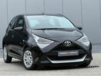 Toyota Aygo 1.0 VVT-i X-Play - Black Sand Pearl - Camera/Car, Auto's, Toyota, Voorwielaandrijving, Stof, Gebruikt, 4 stoelen
