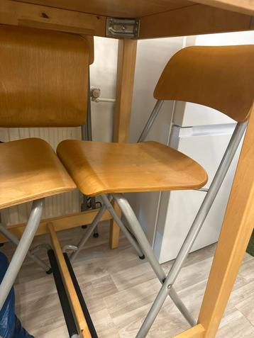 Bartafel met 3 bartstoelen / barkrukken beschikbaar voor biedingen