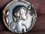 Art Nouveau broche kind met kers verzilverd, Sieraden, Tassen en Uiterlijk, Antieke sieraden, Verzenden, Overige materialen, Broche