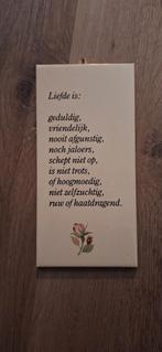Tekstbordje 'Liefde is', Antiek en Kunst, Antiek | Wandborden en Tegels, Ophalen of Verzenden