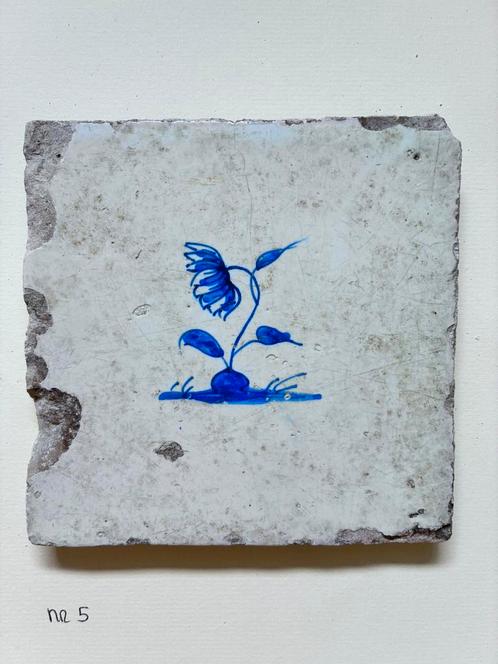Tegel Delfts blauw, bloem onbekend, Antiek en Kunst, Antiek | Wandborden en Tegels, Ophalen of Verzenden