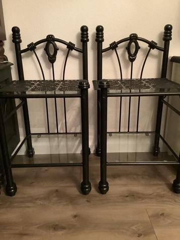 2 brocante nachtkastjes zwart queen Ann dressoir salontafel  beschikbaar voor biedingen