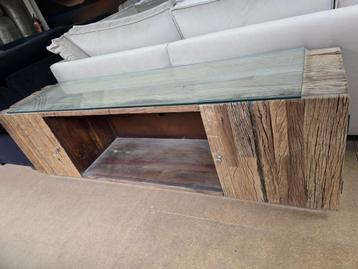 Stoere TV-meubel met glasplaat en robuust houten blad beschikbaar voor biedingen