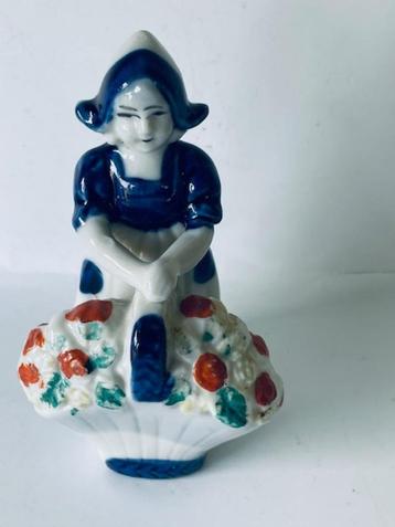 Delfts blauw beeldje. Meisje Nederlandse klederdracht mandje beschikbaar voor biedingen