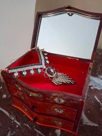 Prachtig sieraden of juwelen kistje ingelegd met parelmoer  beschikbaar voor biedingen