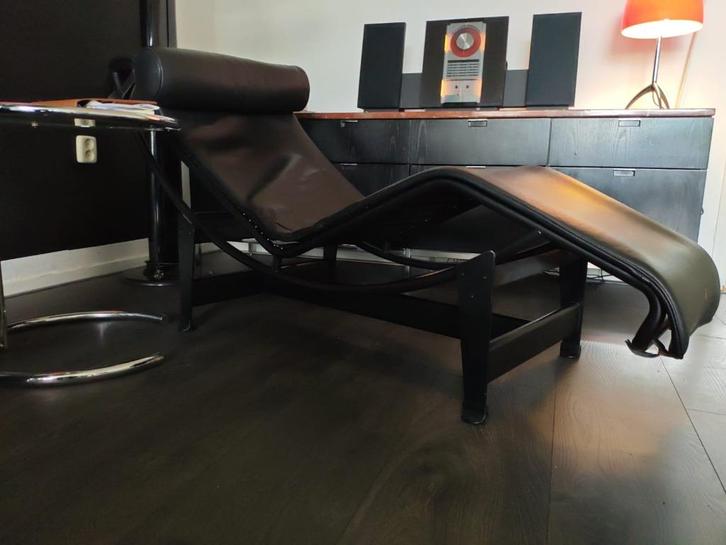 Cassina lc4 Corbusier black base & frame Leer, Huis en Inrichting, Banken | Sofa's en Chaises Longues, Zo goed als nieuw, Eenpersoons