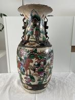 Grote Chinese vaas met krijgersdecoratie en reliëf – Vintage, Ophalen