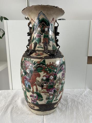 Grote Chinese vaas met krijgersdecoratie en reliëf – Vintage beschikbaar voor biedingen