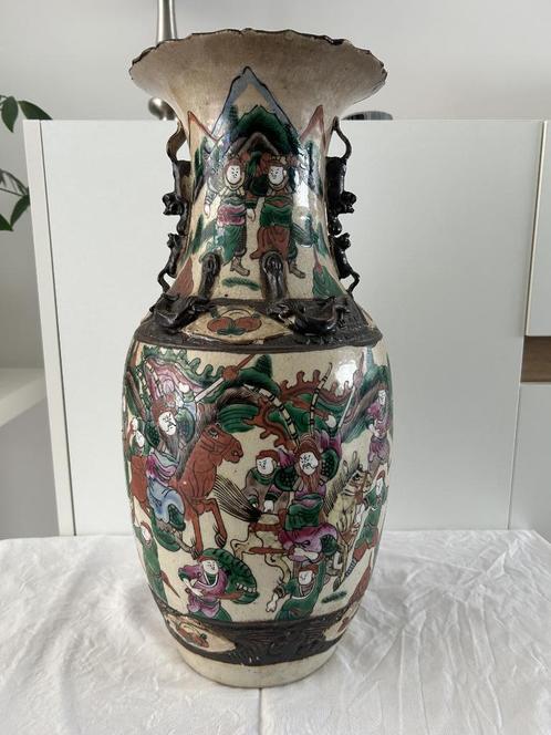 Grote Chinese vaas met krijgersdecoratie en reliëf – Vintage, Antiek en Kunst, Antiek | Vazen, Ophalen